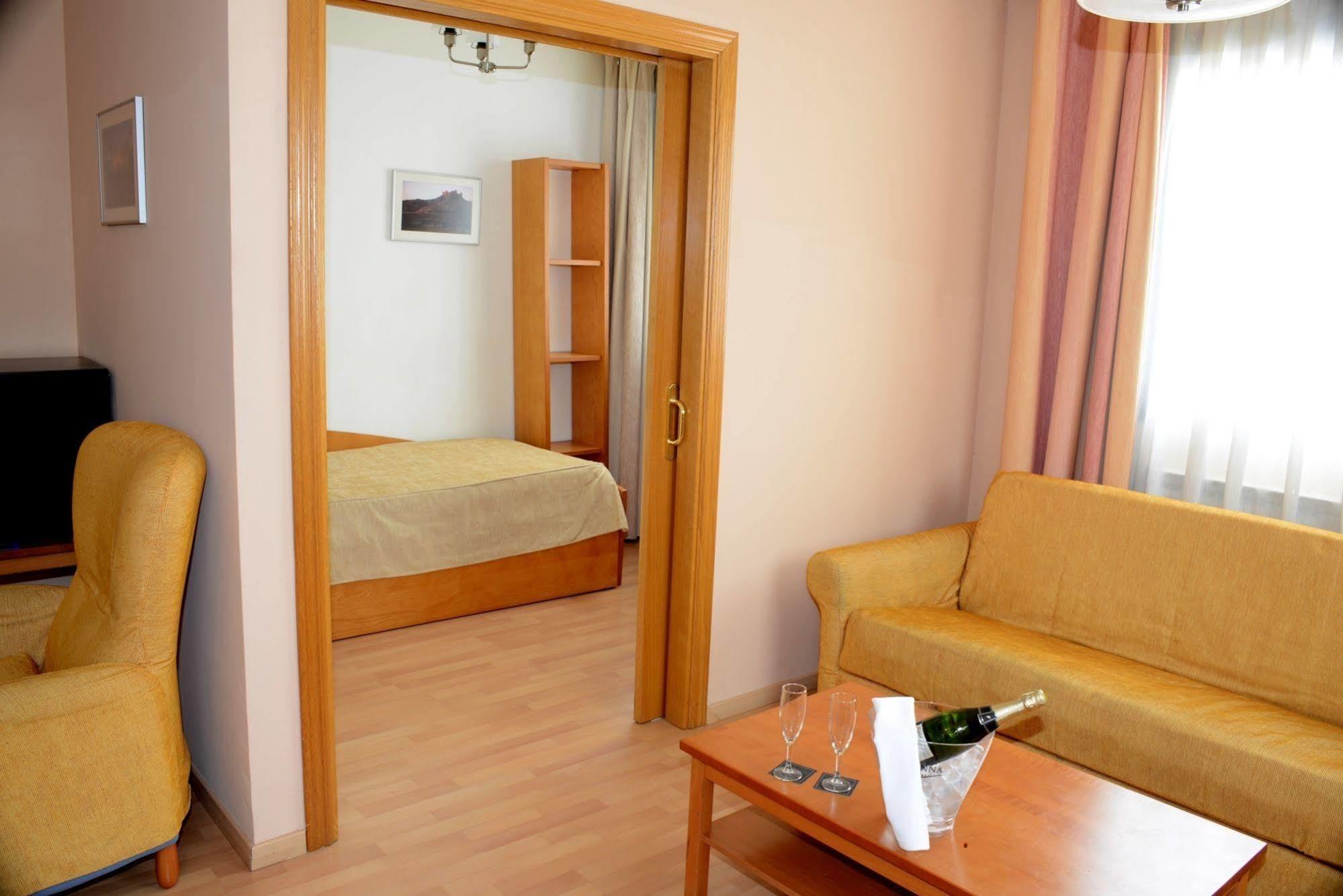 Aparthotel Sercotel ويسكا المظهر الخارجي الصورة